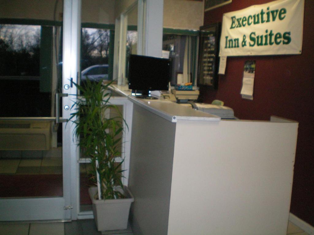 Executive Inn & Suites - ออกัสตา ภายนอก รูปภาพ